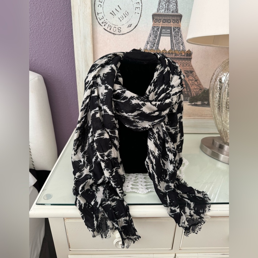 Black and White Houndstooth Scarf